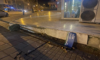 ACUN SOKAĞI TABELASI YERLERDE