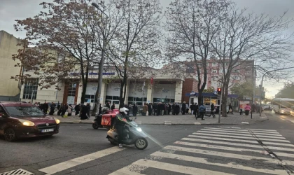 Halk Ekmek Önünde Uzun Kuyruklar Oluşuyor