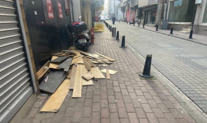 Kaldırımlara Atılan Eşyalara Vatandaştan Tepki