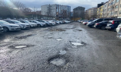 Otoparktaki Çukurlar Tepki Çekiyor