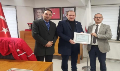 Başhekim Doğan’dan Kızılay’a Plaket