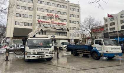 Meydanlar 14 Şubat İçin Süsleniyor