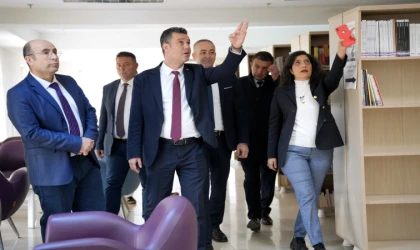 BAŞKAN SARIKURT HALK KÜTÜPHANESİNİ ZİYARET ETTİ
