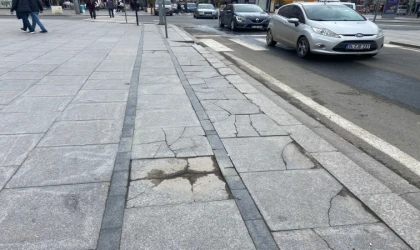 Kırık Taşlar Neden Değiştirilmiyor?