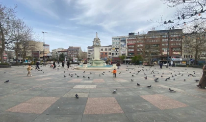 Meydandaki Kuş Pislikleri Tepki Çekiyor