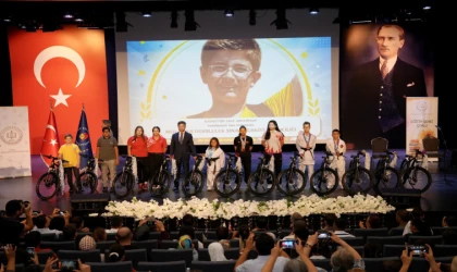 ‘Zirvedekiler’ Ödül Töreni Düzenlendi