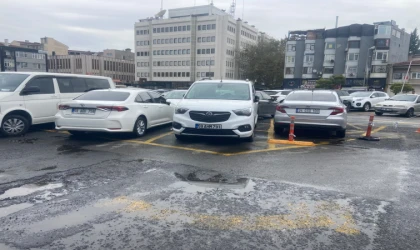 Otoparktaki Çukurlar Tepki Çekiyor