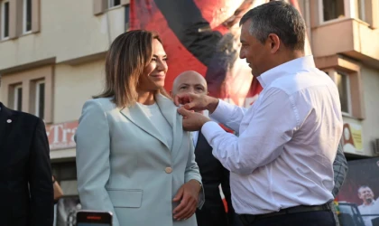 Yüceer’e Parti Rozetini Özel Taktı
