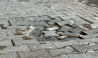 Yol Ve Kaldırımlar Bir Bir Çöküyor!